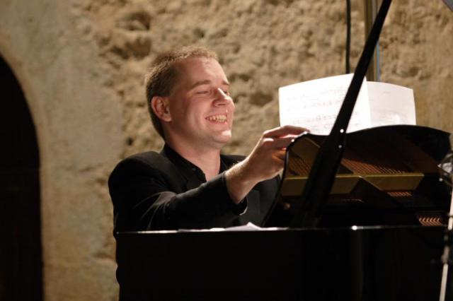 Ondrej Kabrna mentre esegue "Sogno" del compositore Francesco Marino